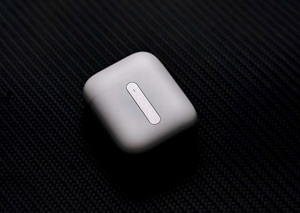 Ngoài hộp được gắn 1 dải kim loại có in logo OPPO