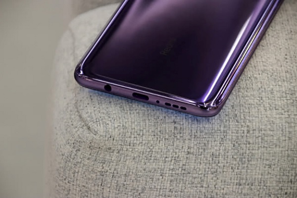 Cạnh đáy gồm jack tai nghe 3.5mm, cổng kết nối USB Type-C, loa ngoài và mic thoại