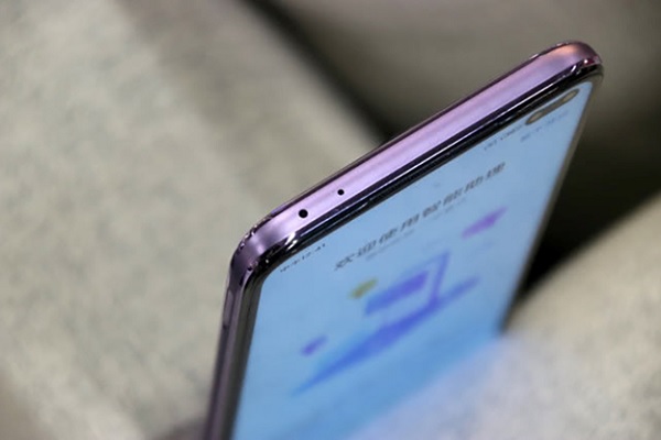 Cạnh trên cùng với mic thu âm và cổng hồng ngoại