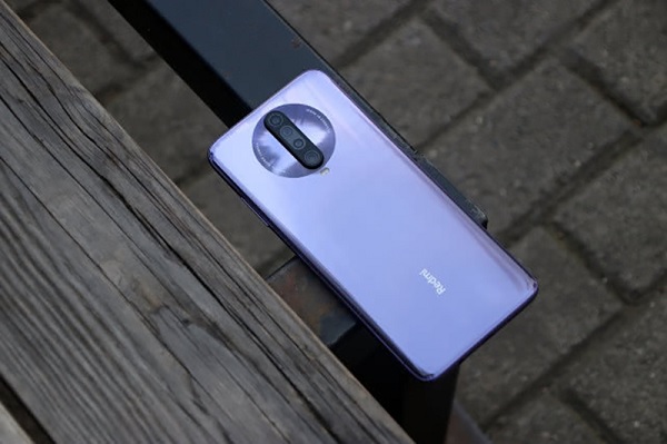 Mặt lưng nổi bật với cụm camera