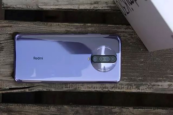 Mặt lưng của máy rất sáng và bóng đem đến vẻ đẹp hiện đại, sang trọng cho người dùng