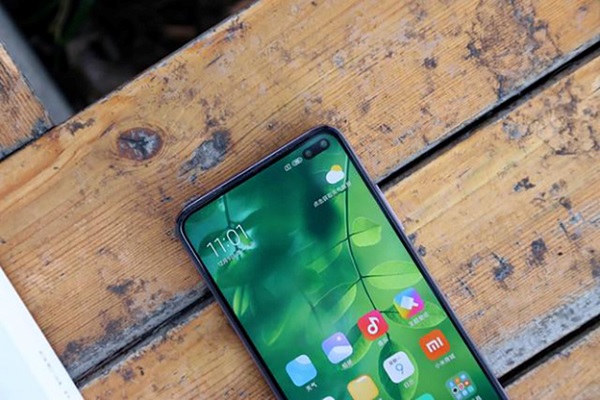 Mặt trước có 1 notch nhỏ chứa camera selfie kép tương tự S10+ của Samsung