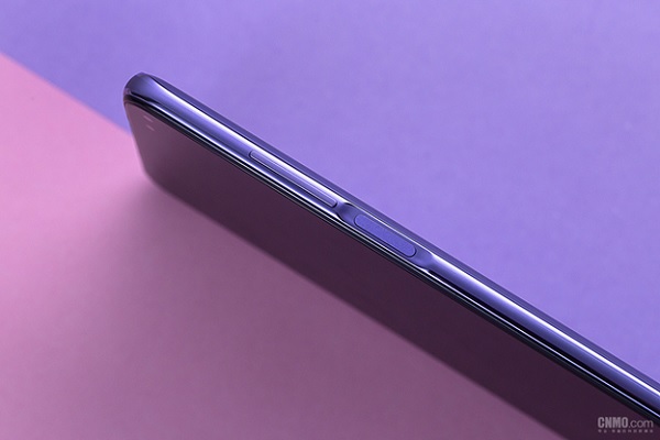 Nút nguồn kiêm cảm biến vân tay được đặt trên cạnh phải của máy