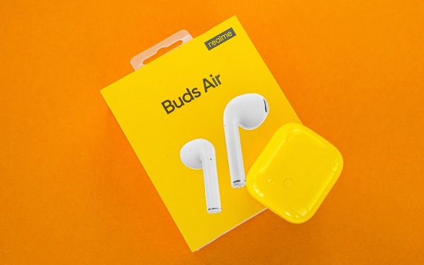 Hộp sạc của Realme Buds Air đủ nhỏ gọn và nặng chỉ khoảng 42 gram để người dùng có thể dễ dàng đem theo bên mình