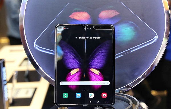 Khi mở màn hình chính ra, Galaxy Fold hoạt động giống như máy tính bảng giúp hiển thị nội dung thật tuyệt vời, hỗ trợ công việc rất tốt, mang lại trải nghiệm vượt trội hơn hẳn so với các mẫu smartphone khác