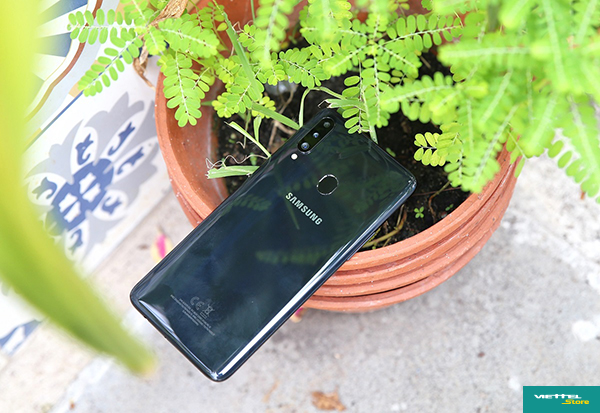 Galaxy A20s bố trí cảm biến vân tay một chạm ở mặt lưng với tốc độ nhận diện siêu nhanh