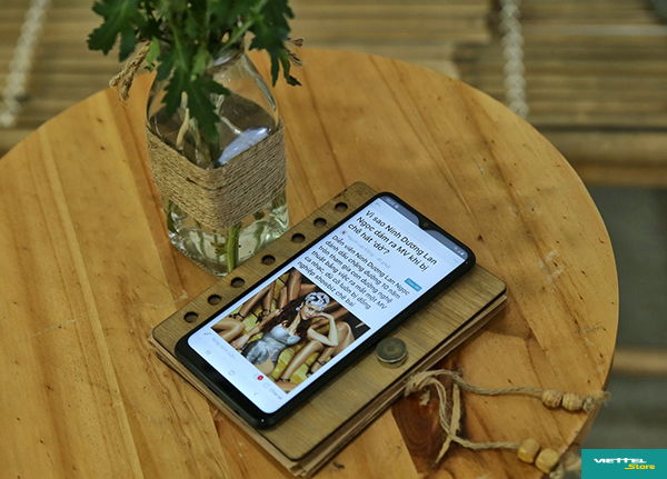 Với môi trường ánh sáng trung bình tại quán cà phê, mình có thể đọc tin tức suốt cả ngày trên Galaxy A20s nhờ sự kết hợp hoàn hảo từ viên pin dung lượng lên đến 4.000mAh cùng nền tảng Android đã được Samsung tối ưu