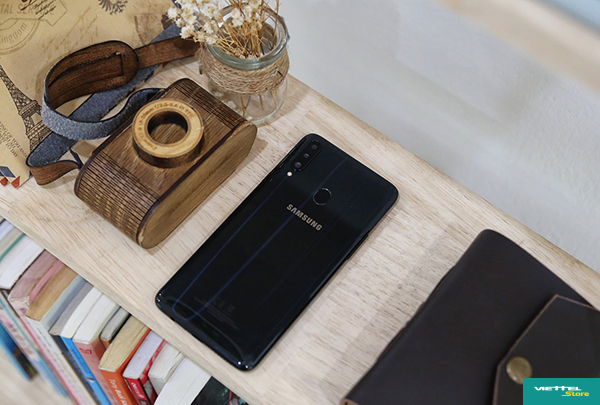 Galaxy A20s trang bị hệ thống 3 camera sau giúp dễ dàng chụp được nhiều bức ảnh đẹp trong các bối cảnh khác nhau