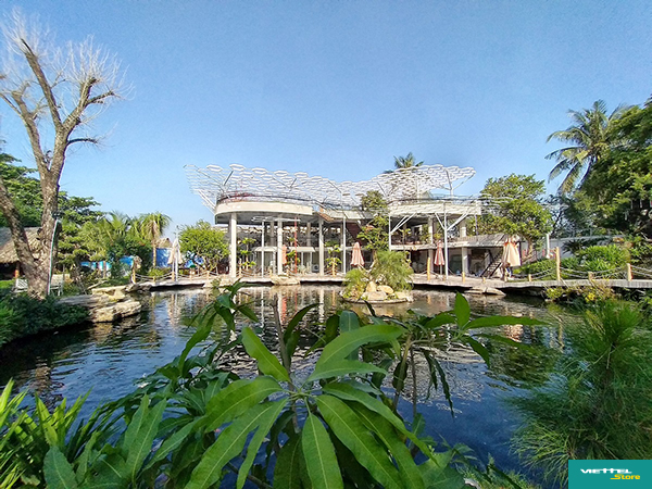 Mình thường xuyên dùng camera có góc siêu rộng trên Galaxy A20s để chụp các bối cảnh rộng lớn, thấy rõ diện tích hồ cá KOI hơn khi so với kiểu chụp bằng ống kính thông thường