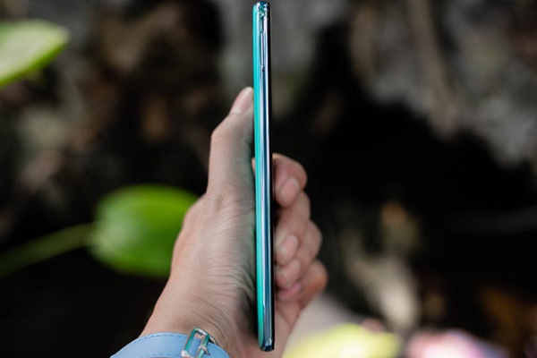 Cạnh bên của máy