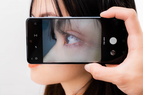 Trong khi đó camera chính sẽ giúp người dùng có được những bức ảnh đẹp trong mọi điều kiện. Máy lấy nét tốt đem lại hình ảnh sắc nét