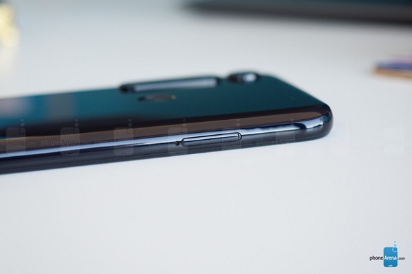 Moto G8 Plus hỗ trợ thẻ nhớ ngoài lên đến 512GB
