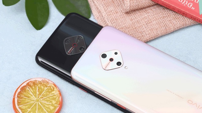 Mặt sau của máy được thiết kế theo phong cách trẻ trung, năng động nhưng không kém phần sang trọng