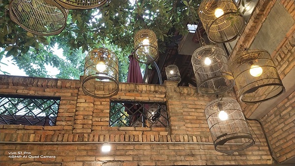 Chụp dưới nhiều ánh đèn không bị cháy, các chi tiết vùng tối vẫn giữ được