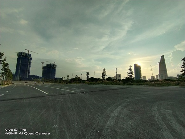 Ảnh chụp ngược sáng qua camera góc siêu rộng