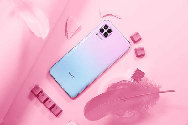 Cụm camera vuông, thiết kế giống với iPhone 11 Pro