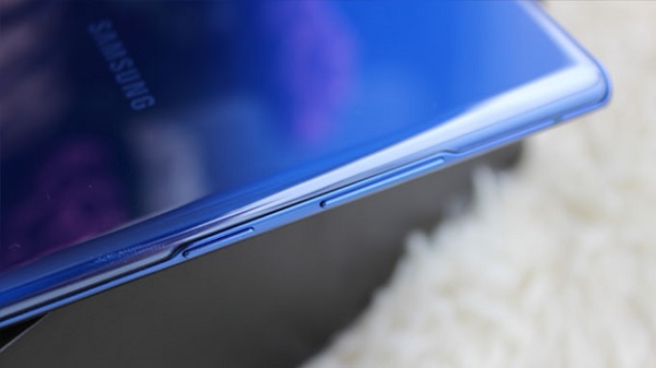 Nút nguồn và nút tăng giảm âm lượng được đặt trên cạnh phải