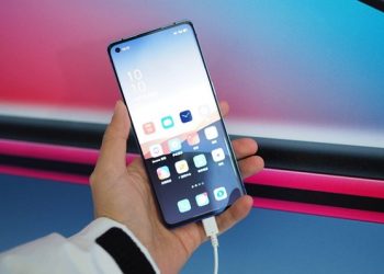 Mặt trước tràn viền với một lỗ đục nhỏ trên góc trái màn hình