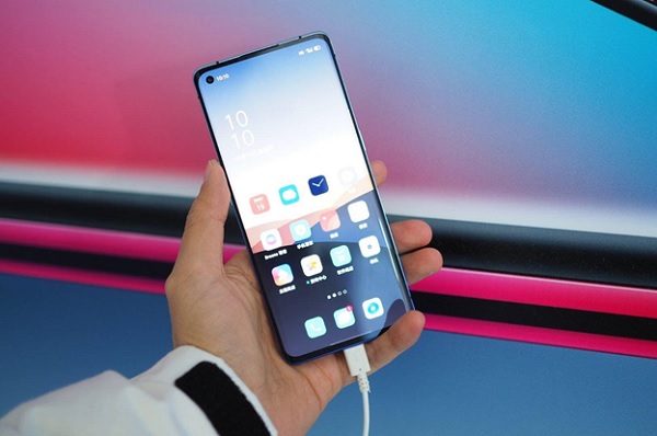 Mặt trước tràn viền với một lỗ đục nhỏ trên góc trái màn hình