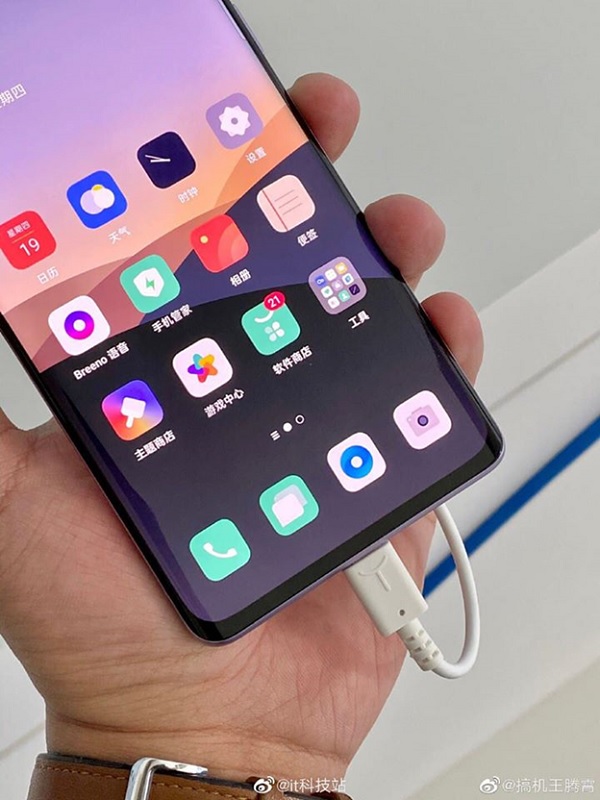 OPPO Reno3 Pro 5G có cổng kết nối được bố trí ở giữa cạnh đáy