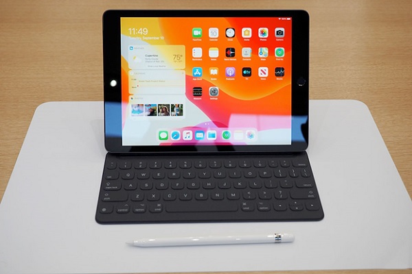 iPad 7 2019 sau khi đã được gắn bàn phím thông minh