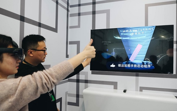 Kính AR của OPPO nhận dạng được cử động của 5 ngón tay của người dùng. Nó sẽ giúp người dùng trải nghiệm được nhiều nội dung khác nhau