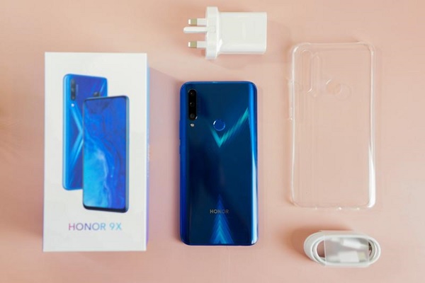 Các phụ kiện đi kèm máy bao gồm: ốp lưng silicon, 1 củ sạc công suất 10W, 1 dây cáp USB Type-C