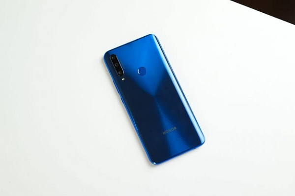 Mặt sau của Honor 9X cũng được tích hợp 1 cảm biến vân tay