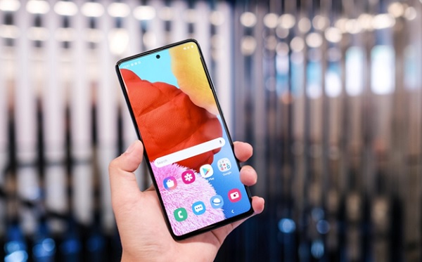 Màn hình đục lỗ “siêu sịn” thừa hưởng từ Galaxy Note 10, Note 10+