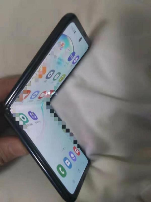 Hình ảnh thực tế Samsung Galaxy Fold 2 với màn hình cảm ứng gập vào trong