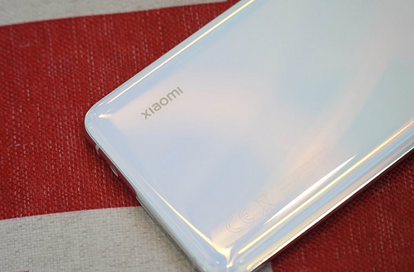 Góc dưới bên trái mặt lưng là thương hiệu Xiaomi