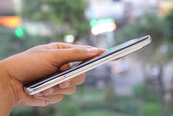 Cạnh phải là phím tăng giảm âm lượng, nguồn, khay đựng SIM và cạnh trái không có bất cứ chi tiết nào