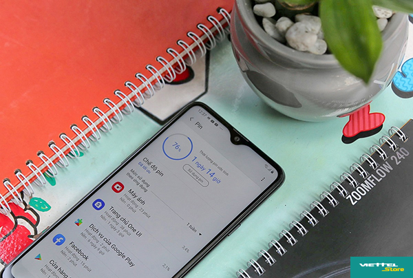 Galaxy A20s cho thời lượng pin trâu, đáp ứng tốt nhu cầu các bạn trẻ vốn thường rong ruổi cả ngày ngoài đường