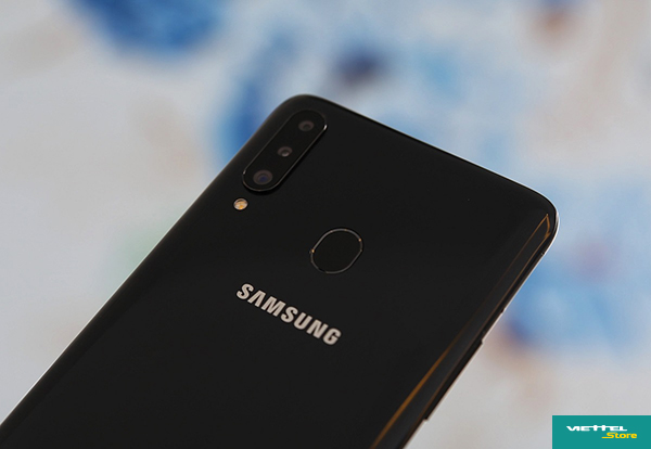 Galaxy A20s bố trí cảm biến vân tay một chạm cho tốc độ nhận diện siêu nhanh