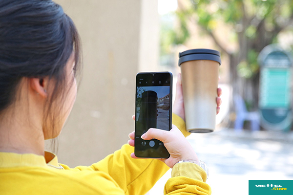 Sau khi mua ly trà sữa được đựng vào ly inox, bạn trẻ đã lấy Galaxy A20s để chuẩn bị chụp ảnh nhằm lát nữa sẽ đăng lên mạng xã hội để khoe bình mới, tất nhiên cũng không quên kêu gọi bạn bè người thân hãy hạn chế loại ly nhựa dùng một lần sẽ ảnh hưởng xấu đến môi trường sống