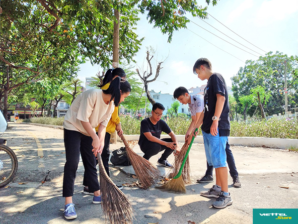 Sau khi kết thúc môn học cuối vào buổi trưa, các bạn sinh viên đã cùng nhau dọn dẹp vệ sinh gần khu vực trường để cố gắng không để lá cây, rác thải nhựa... rớt xuống đường cống rãnh, đồng thời làm cho con đường đi trở nên sạch sẽ và làm đẹp mỹ quan đô thị (ảnh chụp bằng Galaxy A20s)