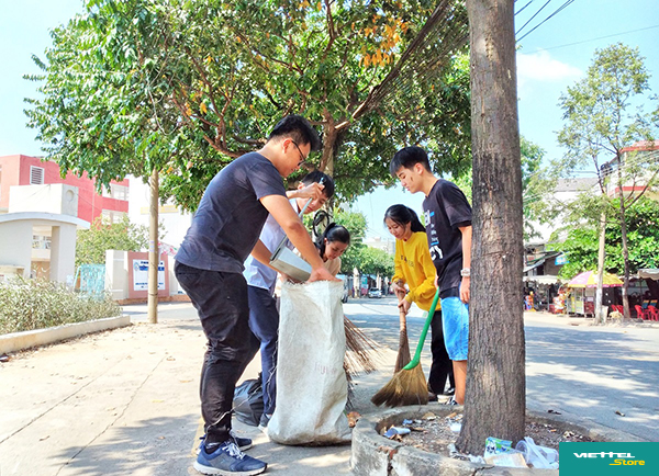 Một số người dân vẫn còn có thói quen xấu khi vứt bỏ rác ngay trên làn đường đi bộ và bồn cây xanh khiến cho các bạn trẻ không thể làm ngơ trước vấn nạn trên, rủ nhau cùng dọn dẹp để trả lại cảnh đẹp cho thành phố (ảnh chụp bằng Galaxy A20s vào buổi trưa nắng gắt nhưng chất lượng hình vẫn rất tốt)