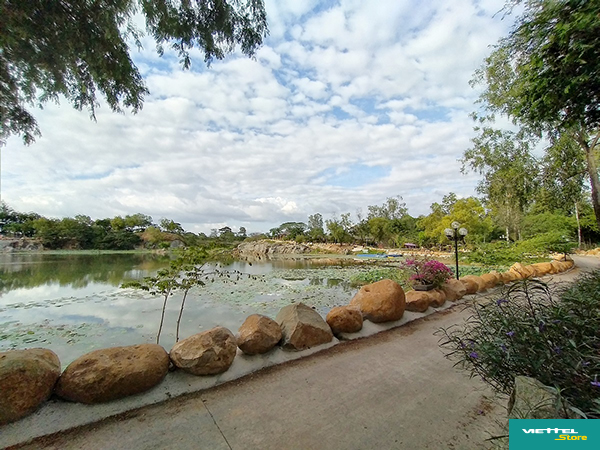 Để cho đồng đội dễ nhận ra vị trí mình đang đứng, bạn trẻ đã sử dụng camera góc siêu rộng trên Galaxy A20s để thu lại cảnh vật rộng lớn hơn, sau đó gửi hình qua nhóm để tất cả mọi người cùng đến dọn dẹp lá cây rụng và rác thải nhựa