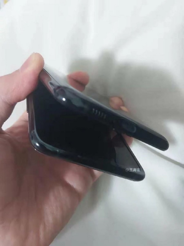 Galaxy Fold 2 gập theo chiều dọc