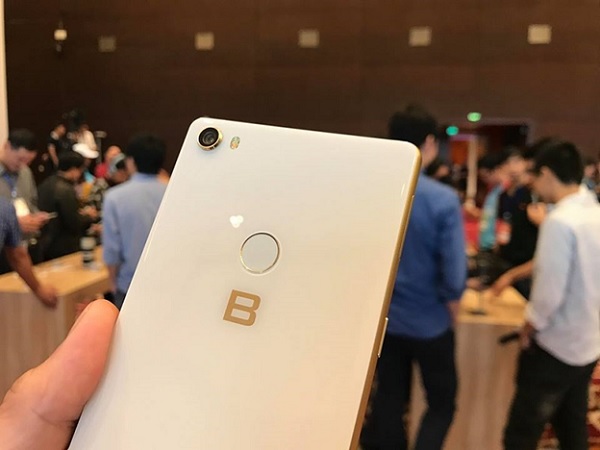 Bphone 4 sẽ vẫn sử dụng mặt lưng kính bóng như Bphone 3