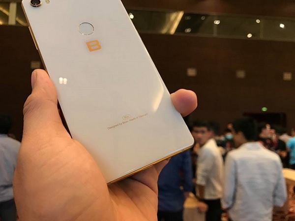 Dòng thông tin Designed by Bkav - Made In Viet Nam sẽ vẫn được giữ trên Bphone 4
