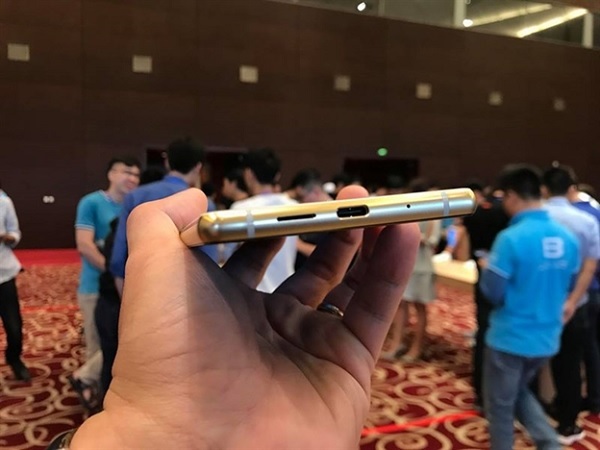 Cạnh đáy vẫn được trang bị cổng kết nối USB-C, mic thoại và loa ngoài giống Bphone 3