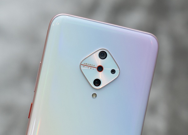 Điểm nhấn nổi bật nhất của Vivo S1 Pro chính là cụm 4 camera sau với camera chính lên tới 48MP