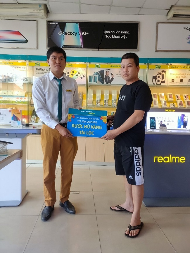 Khách hàng Lê Văn Dương mua Samsung rước hũ vàng tài lộc