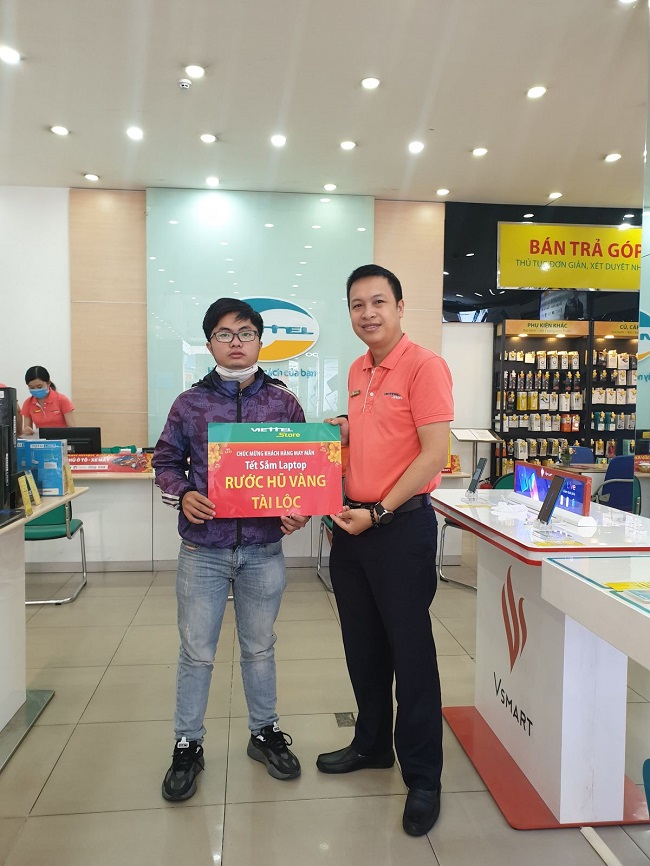 Khách hàng Nguyễn Tấn Trước trúng thưởng chương trình " Mua laptop rước hũ vàng tài lộc" tại siêu thị HCM73