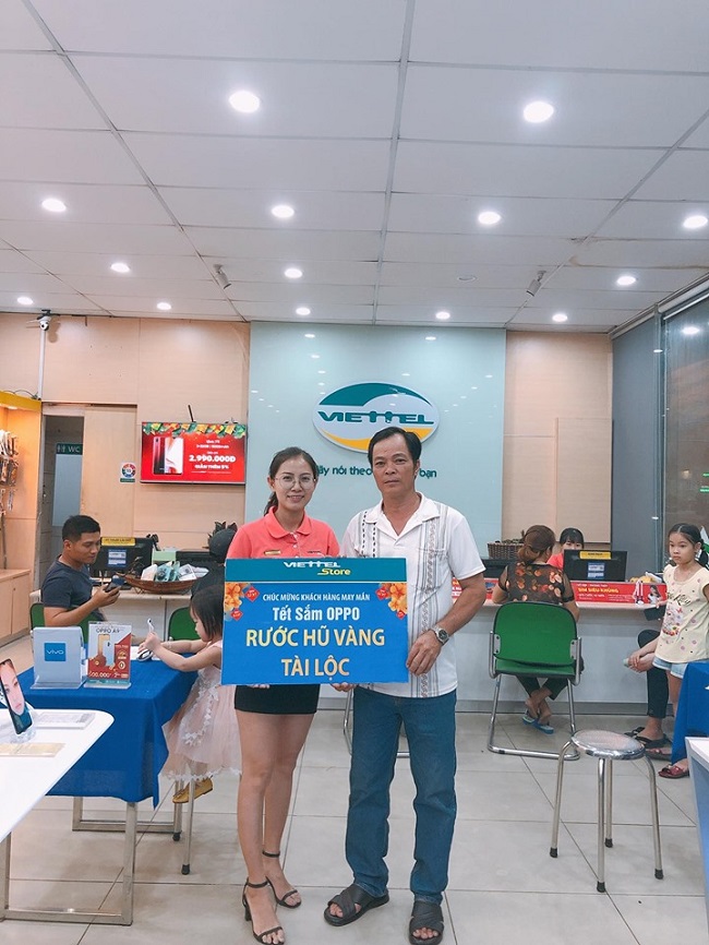 Khách hàng Phạm Văn Đại trúng thưởng chương trình" Mua Oppo rước hũ vàng tài lộc" tại siêu thị BDG15