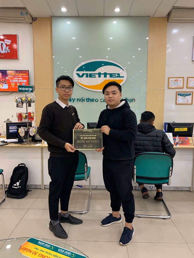 Khách hàng Lã Minh Hoàng trúng thưởng chương trình "Mua phụ kiện rước hũ vàng tài lộc" tại siêu thị HNI11