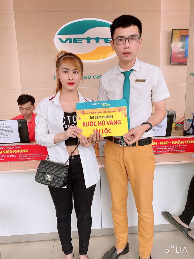 Khách hàng Hồ Thị Tuyết Mai trúng thưởng chương trình "Mua realme rước hũ vàng tài lộc" tại siêu thị BDG20