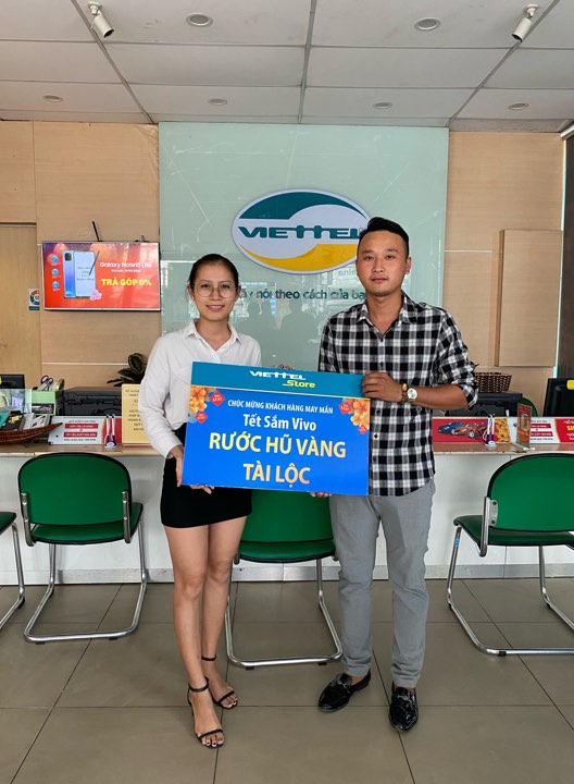 Khách hàng Phạm Văn Bảo trúng thưởng chương trình "Mua Vivo rước hũ vàng tài lộc" tại siêu thị BDG15