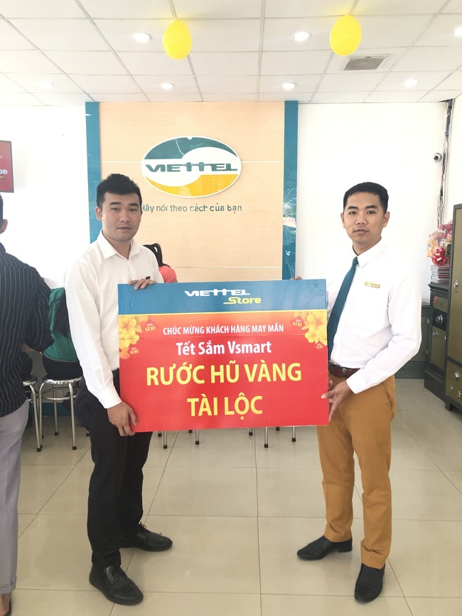 Khách hàng Nguyễn Văn Hùng trúng thưởng chương trình "Mua vsmart rước hũ vàng tài lộc" tại siêu thị DLK21